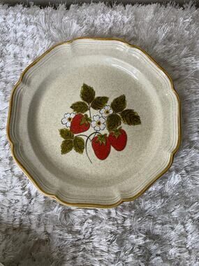 Mikasa Strawberry Festival Design EB 801 Dinner Plate 1980s